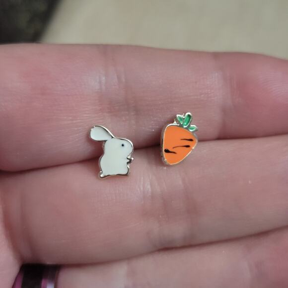 bunny & carrot mismatch Easter post earrings - Picture 1 of 1